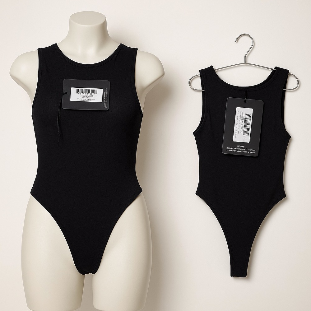 675 PrettyLittleThing Black Crepe Side Boob Bodysuit